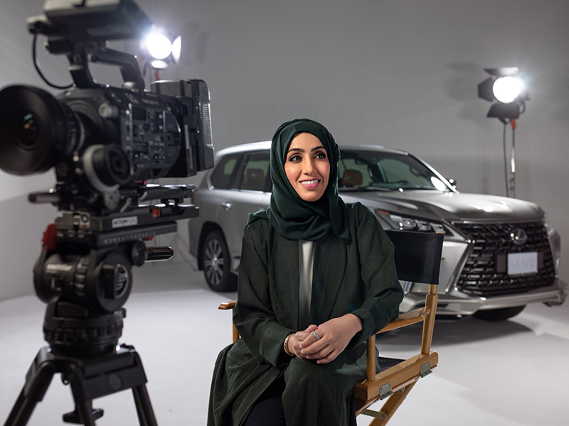 نهلة الفهد الإماراتية الرائدة في مجال الإخراج السينمائي تشارك بحملة "ألهم إرثاً" الخاصة بلكزس إل إكس